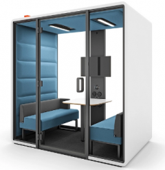 Grote belcel, overlegunit, vergaderunit, witte ombouw, met blauwe stoffering en bankjes. Voor 4 personen