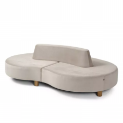 Nubi ziteiland Bejot, Grijs beige ronde bank, twee kanten zitten, houte poot,   Stijlvolle ronde vorm,  Verlourse stoffering, Ontvangstruimte