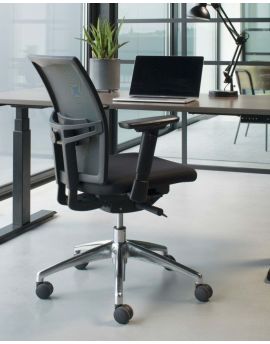 Ergonomische bureaustoel met netbespannen rugleuning, zwarte stoffering en aluminium gepolijst onderstel