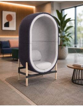 Akoestische fauteuil Capsule, lichtgrijs gestoffeerd van binnen en donkerblauw van buiten in moderne kantoorontvangst