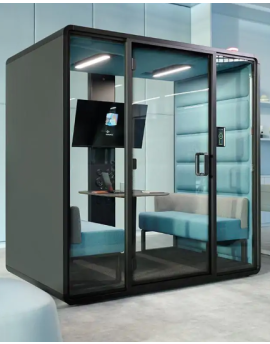 Grote belcel, overlegunit, vergaderunit, witte ombouw, met blauwe stoffering en bankjes. Voor 4 personen